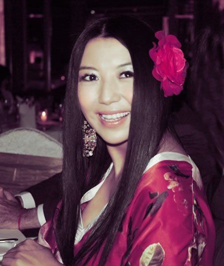 杨二车娜姆为什么戴花?杨二车娜姆年轻时候的照片曝光