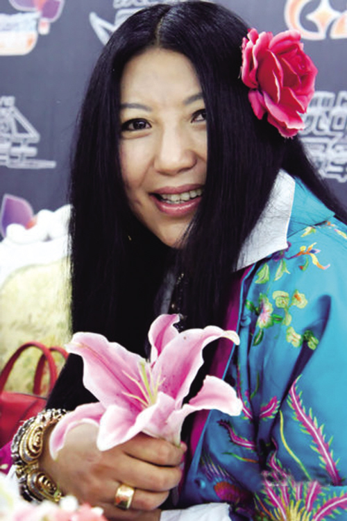 杨二车娜姆为什么戴花?杨二车娜姆年轻时候的照片曝光