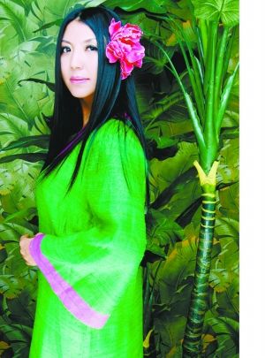 杨二车娜姆为什么戴花?杨二车娜姆年轻时候的照片曝光