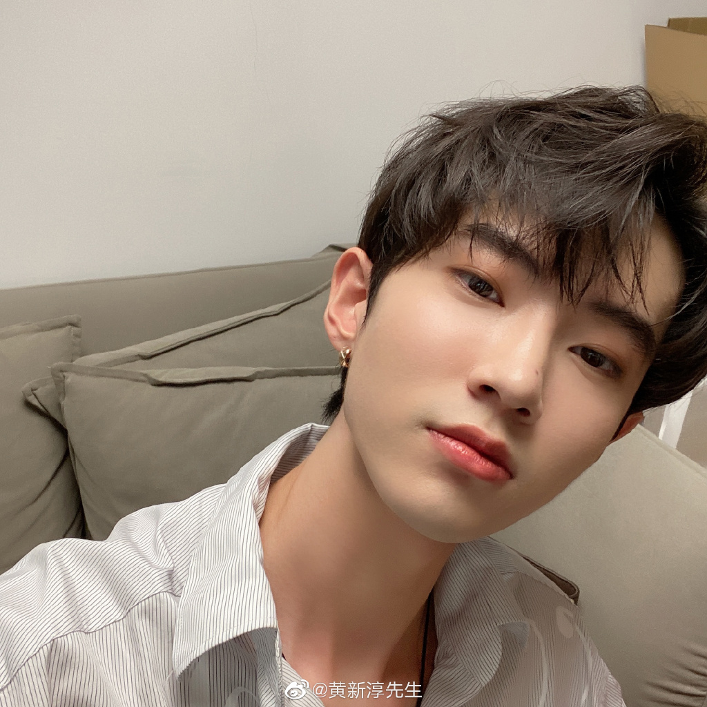 确定黄新淳是1998年5月14日出生的,今年22岁了,黑龙江人,身高183cm