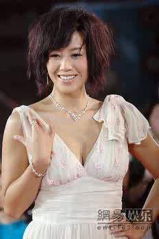 梁靖琪巨胸照片 梁靖琪吴卓羲三亚戏水门照片