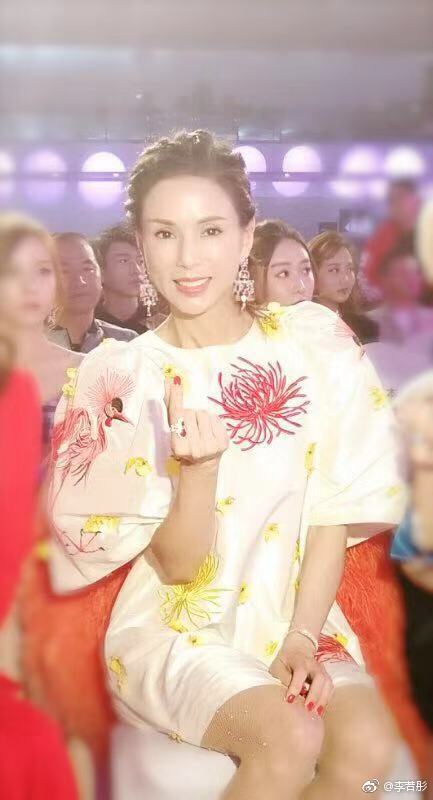 ����ͮ��ô������ ����Ϊɶ������ͮ��С��Ů