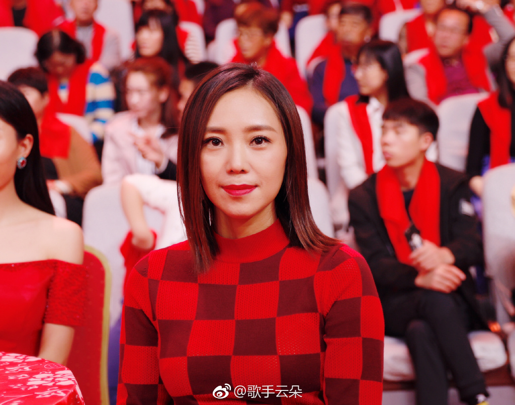 云朵踢馆那英事件是什么节目 歌手云朵的丈夫是谁