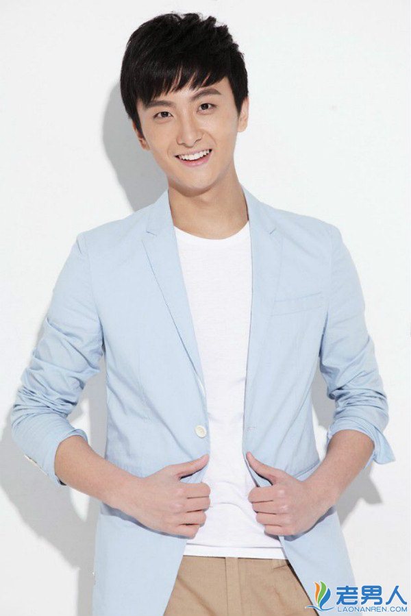 ��΢΢һЦ����ǡ��ڰ�ɺ������ţ����������Ƭ�����ж�Ů4�����ع�