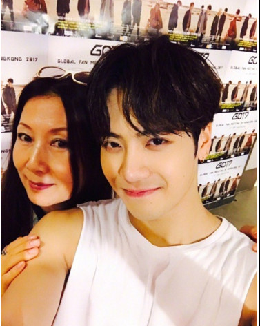 为什么都说邱建国才是王嘉尔爸爸有网友发现著名武术家邱建国的妻子也