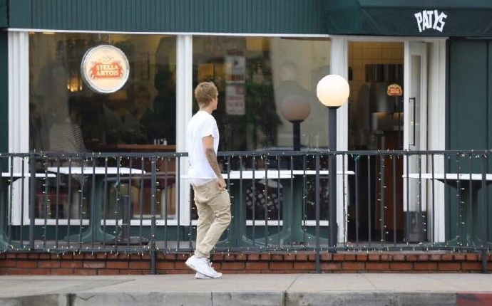 贾斯丁比伯露屁股照片曝光 比伯内裤半露翘屁股完爆卡戴珊