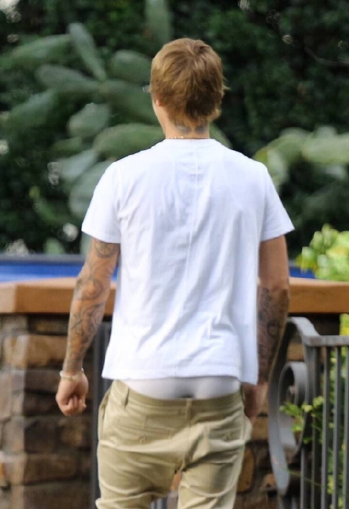 贾斯丁比伯露屁股照片曝光 比伯内裤半露翘屁股完爆卡戴珊