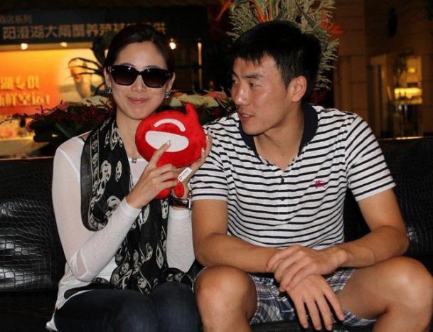 秦升踩踏事件gif图片回顾 秦升老婆王剑群照片