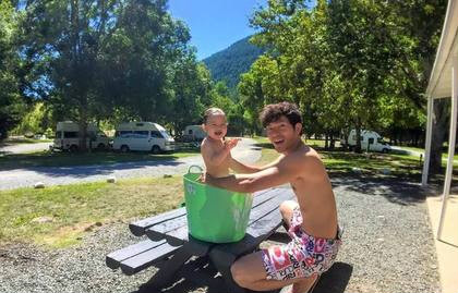 王宥胜不仅让女儿吃土 还放手给她啃石头