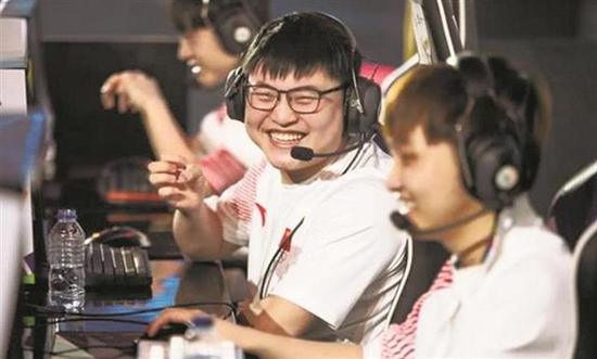 ���Ժ�Ϊʲô�м�ͼͼ����С����UZI ���Ժ�������н����Ǯ