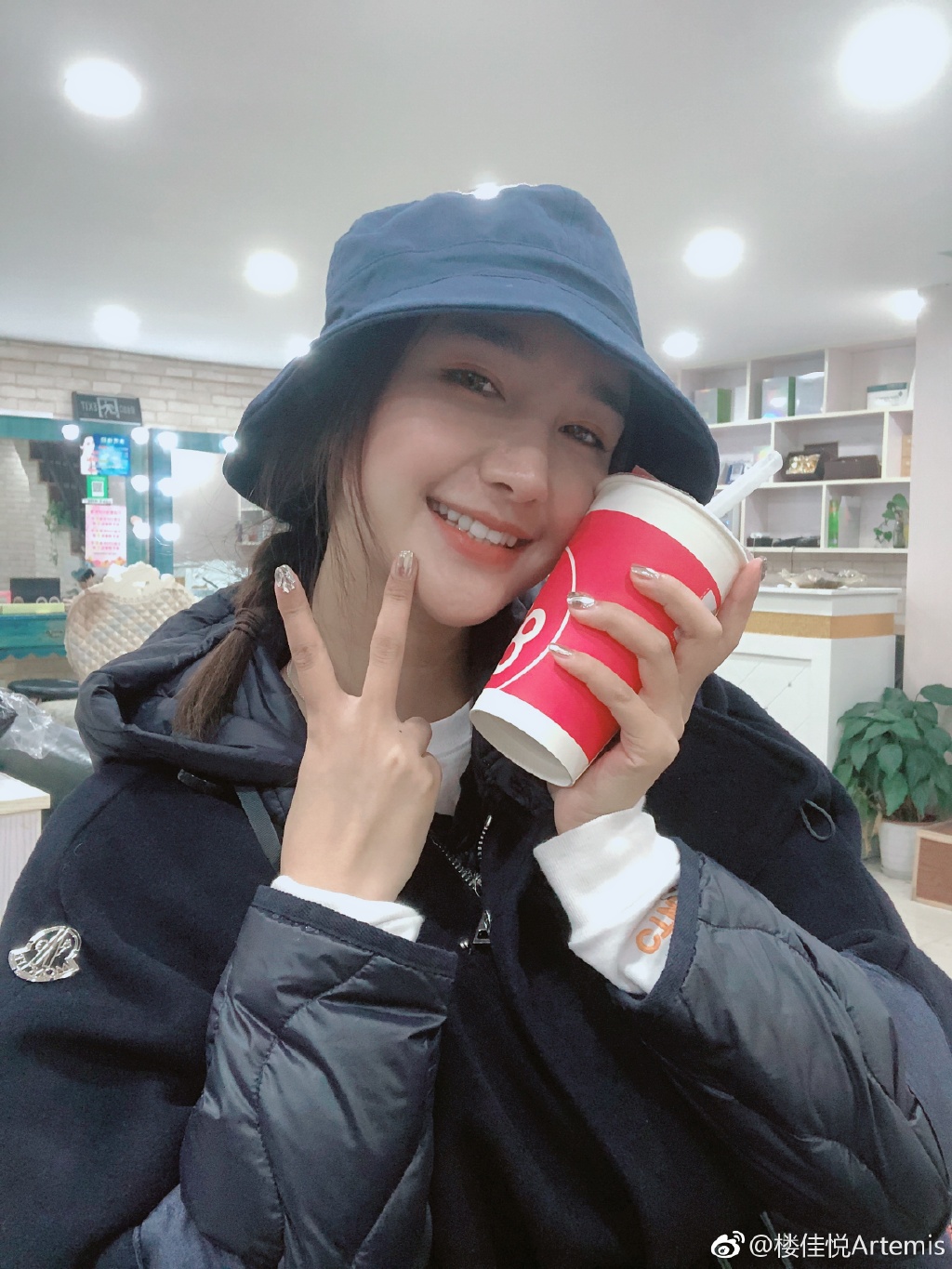 楼佳悦是混血嘛为什么是蓝眼睛 楼佳悦整过容吗