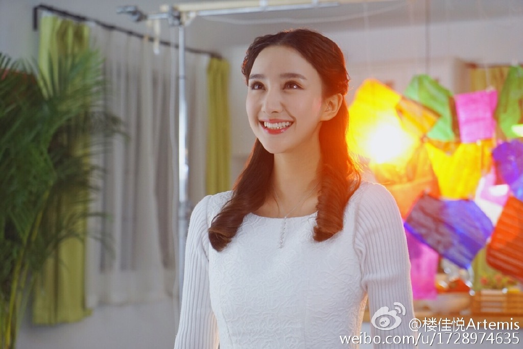 楼佳悦是混血嘛为什么是蓝眼睛 楼佳悦整过容吗