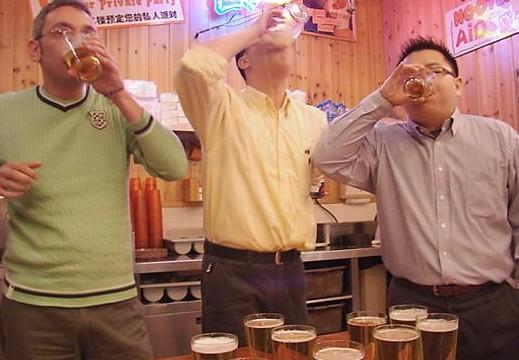 啤酒肚是怎么形成的 啤酒肚穿什么衣服好看图片
