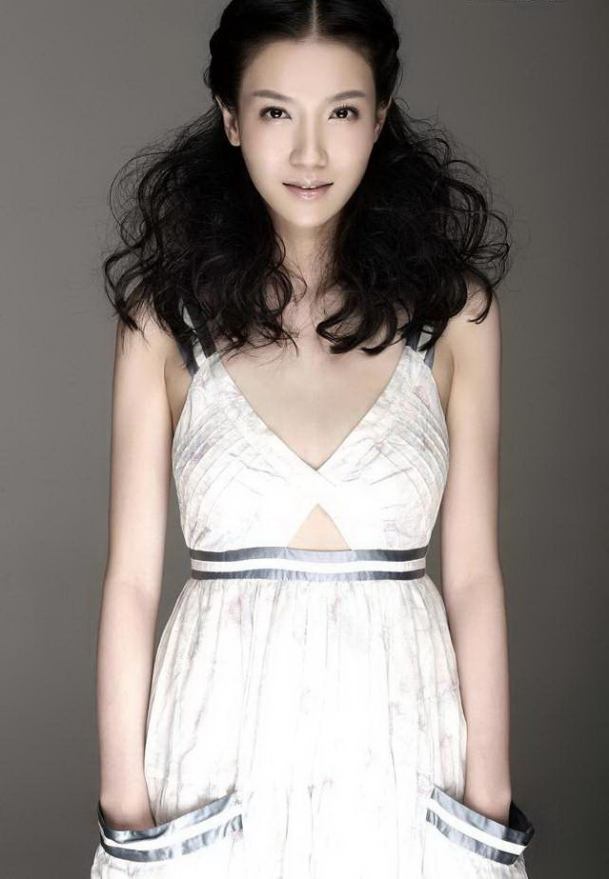 王黎雯和杨烁奉子成婚 王黎雯的性感胸照图