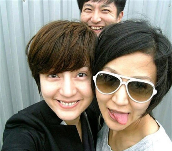 鲍蕾和鲍莉是亲姐妹吗?鲍蕾为什么总化浓妆