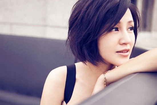 鲍蕾和鲍莉是亲姐妹吗?鲍蕾为什么总化浓妆