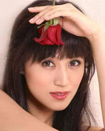 鲍蕾和鲍莉是亲姐妹吗?鲍蕾为什么总化浓妆