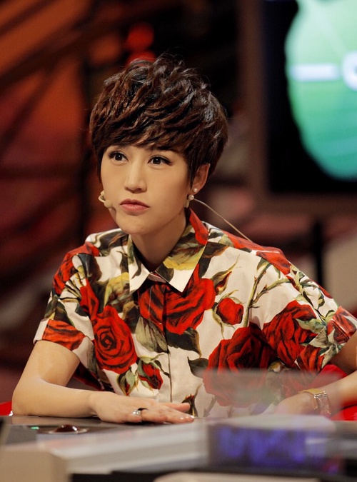 鲍蕾和鲍莉是亲姐妹吗?鲍蕾为什么总化浓妆