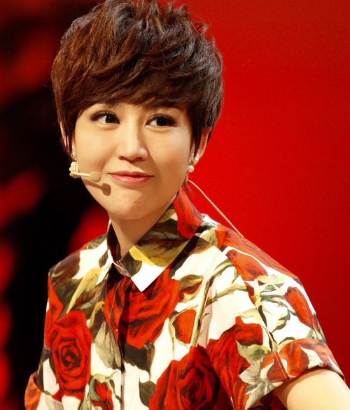 鲍蕾和鲍莉是亲姐妹吗?鲍蕾为什么总化浓妆