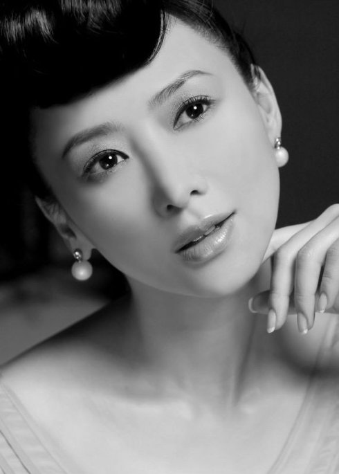 翁虹在《挡不住的风情》中大尺度剧照 分享不显老秘籍