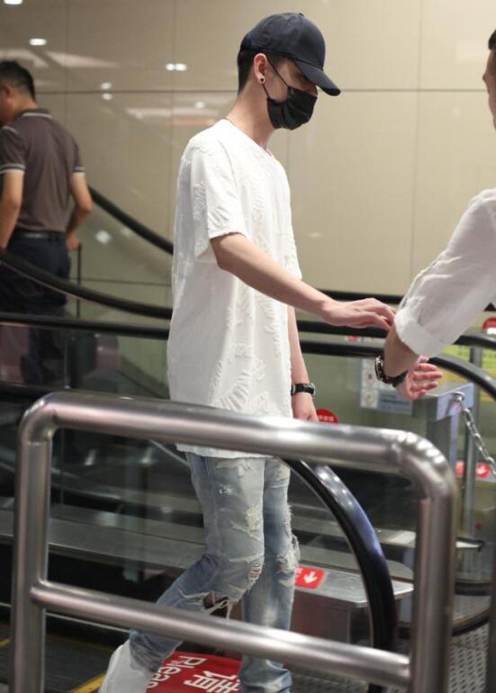 张云雷的腿怎么会瘸现在好了吗 张云雷是不是弯的