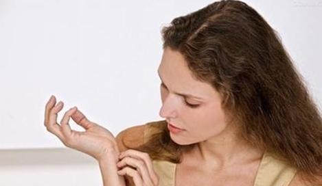 ����һŮ�Ӿ�������ҧ�� ��������ΪʲôҪ��Ѫ