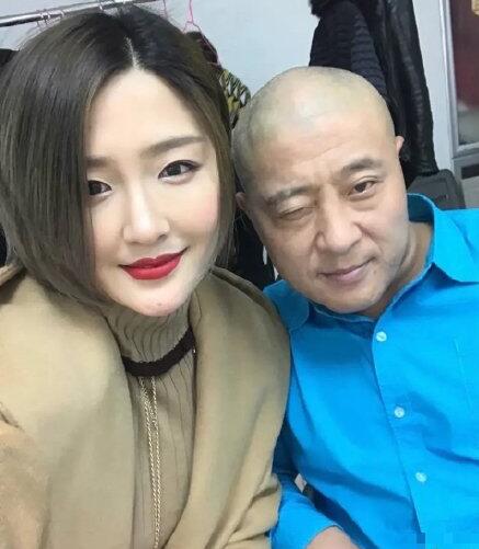 在《乡村爱情》扮演王云的葛珊珊,也在直播时透露本山传媒艺人并不