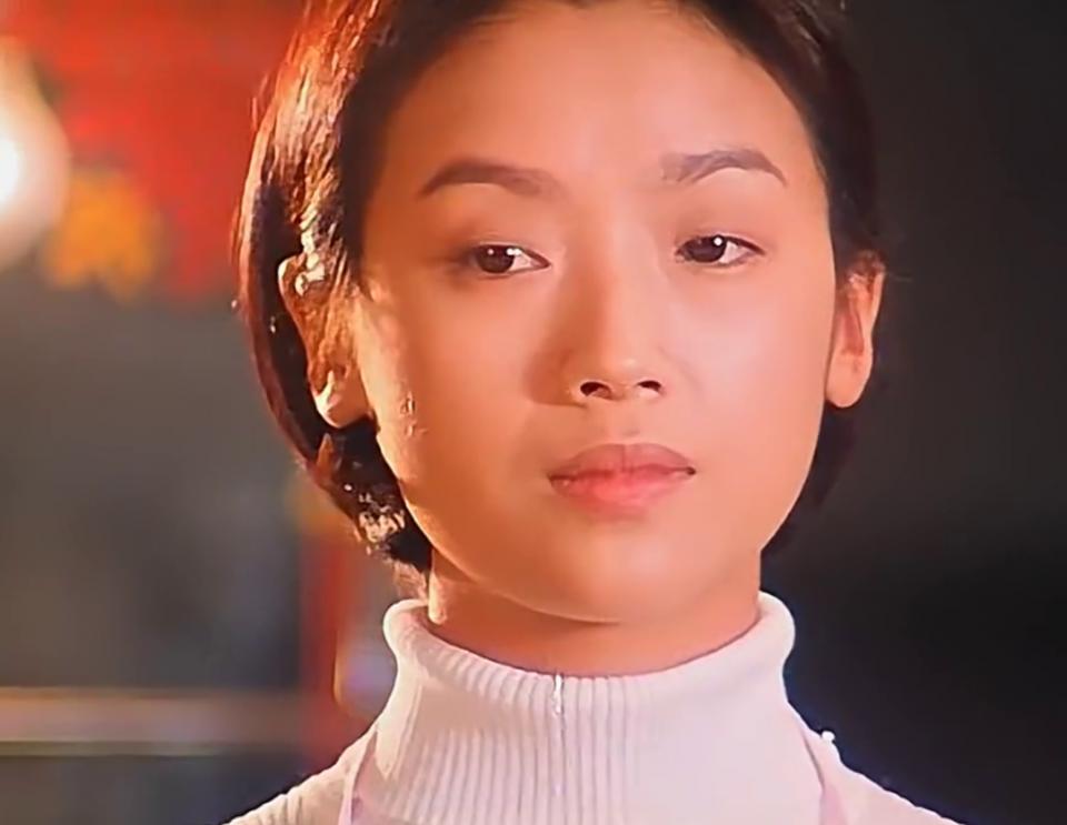 她当时还是个学生,但她并没有被眼前的繁华迷了眼,她毅然返回学校完成