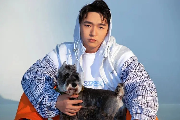 ��Ա�����ڸ������ϱ����������ƶ����� �������ǻ���躹�˾����