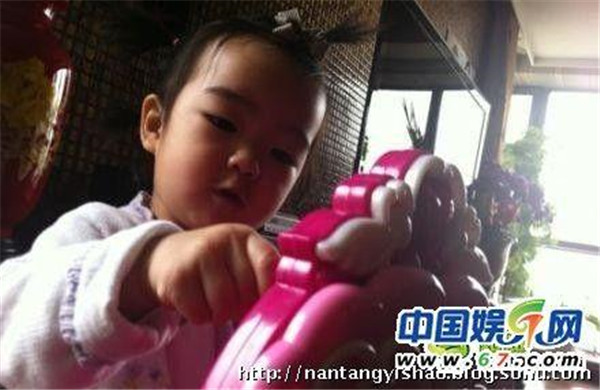 �ż����Ů����������Ƭ����� �ż����м���Ů����ǰ���к�����