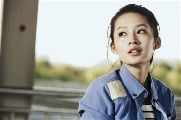 有爆料称她曾经与著名出品人华汉同居过一段时间,甚至还一度传出李沁