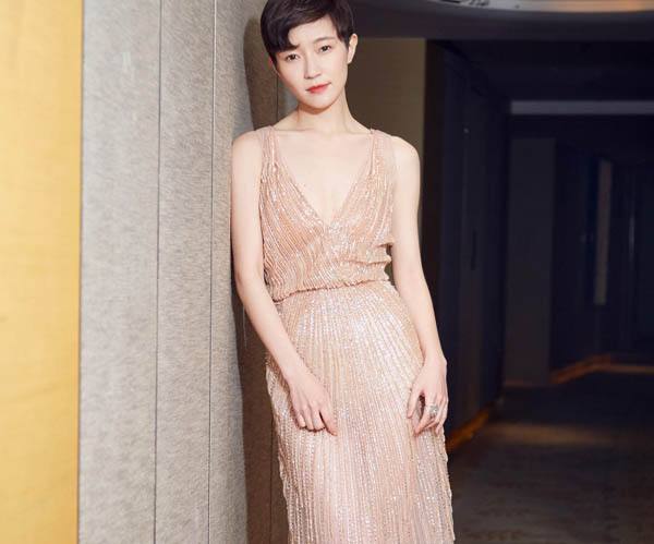 1987年出生于安徽,是北京电影学院的高材生,2009年焦俊艳的处女作《肩