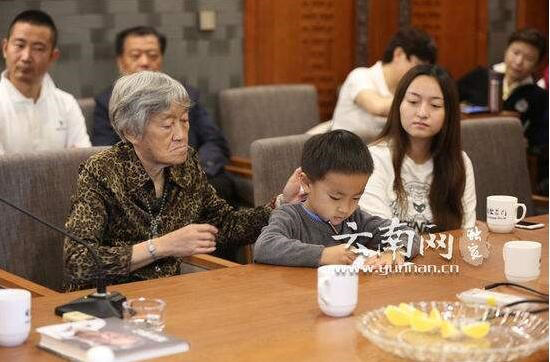 褚时健外孙女是谁生的由谁养大的 褚时健家族外孙女是谁简历照片