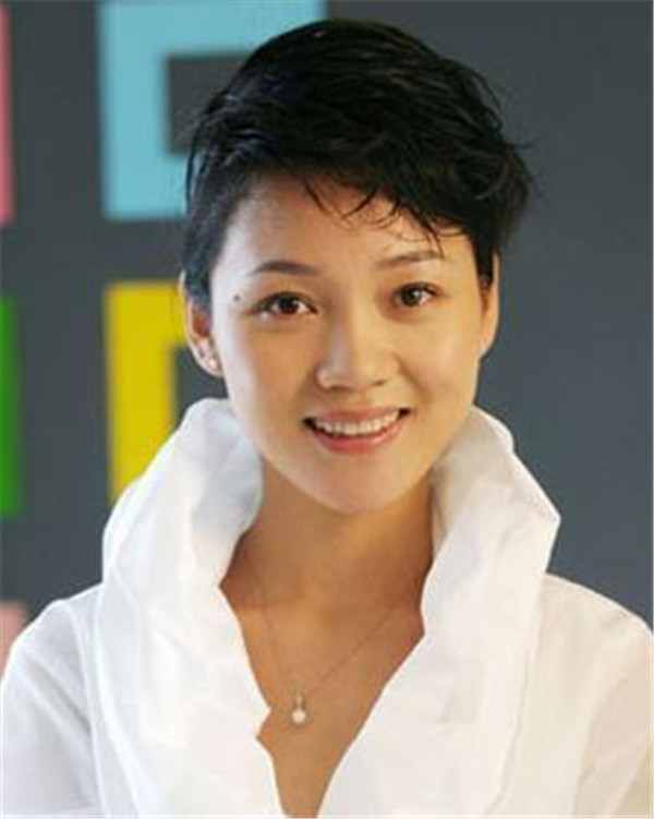 主持人周群的丈夫是谁离婚了吗 周群怎么有三个孩子是亲生的吗