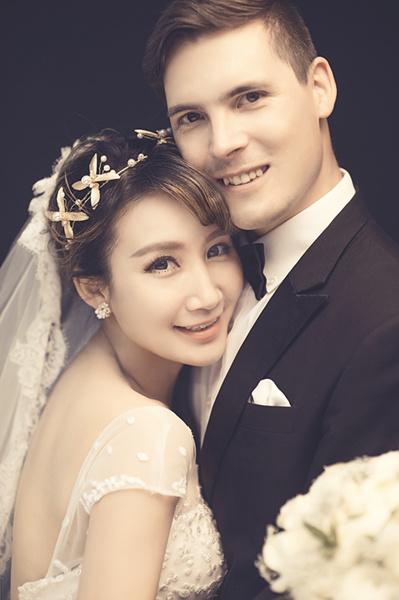 超女艾梦萌被雪藏隐情大肚照男孩女孩 艾梦萌和老外老公认识过程