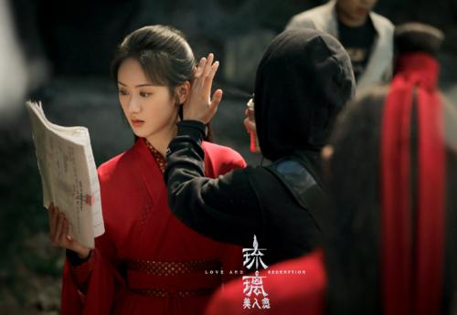 成毅为什么被网暴 成毅为什么疏远袁冰妍他如何回应直播亲吻事件