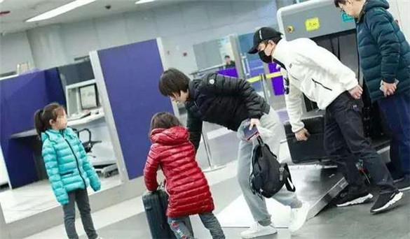 黄渤有两个女儿照片 黄渤的老婆是干嘛的年龄多大有儿子了吗