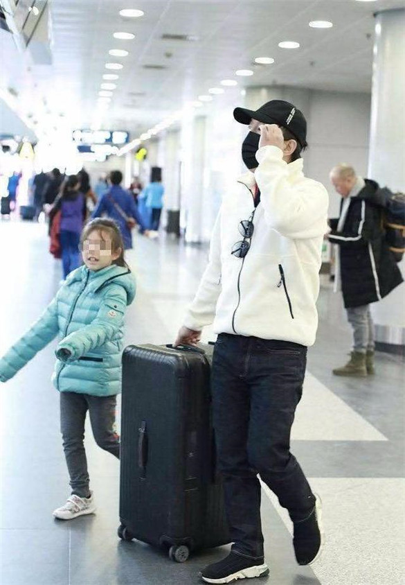 黄渤有两个女儿照片 黄渤的老婆是干嘛的年龄多大有儿子了吗