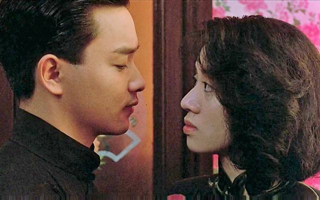 说起梅艳芳与张国荣的相遇,就不得不提两人合作的经典电影胭脂扣,其中