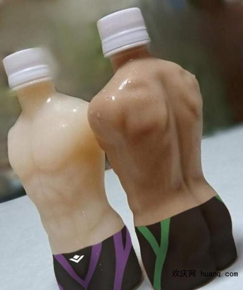日本裸男饮料冰镇后让人脸红心跳 女款撕下瓶子包装好害羞啊图片