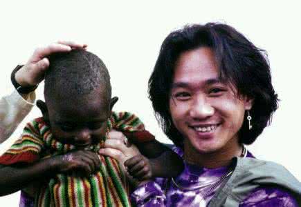 事件已经过去了很多年,外界对于黄家驹的死亡真相一直耿耿于怀,甚至有