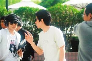 �����Ϲ���־���Ʋ�ǰ����¶�����ع⾹�Ǹ��� ������˸����ͼƬ