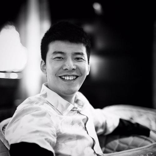 刘石坚,1986年出生,北京人,现在的身份除了工体拿铁酒吧的董事,应该