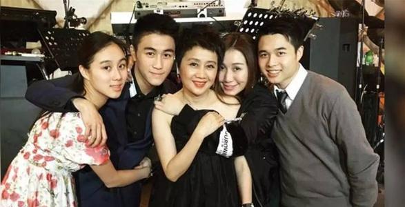 ������������Ͷ�����һ�� �������м������Ӻ����������Ƭ