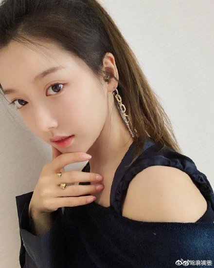 王嘉尔经纪人徐新俊是男是女个人资料背景照片 和姜贞羽是咋回事