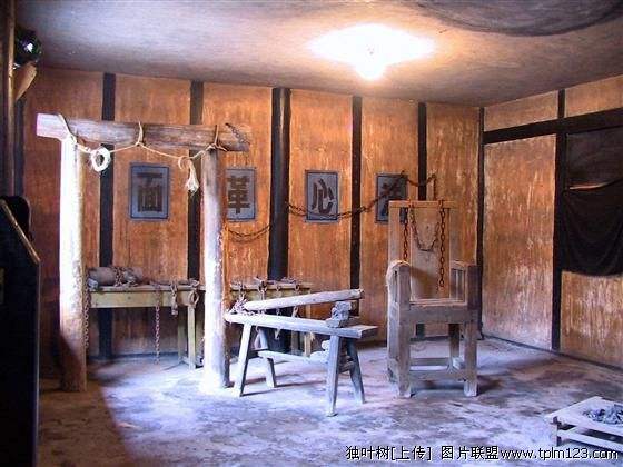 美女老虎凳受刑残忍全过程 双腿变形到极致图片几乎没有不残疾的