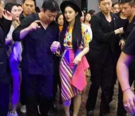 �������ĳ�����������Ȼ���� ����������ɾ�����ٵĳ���ͼƬ