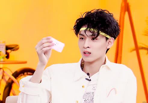 秦霄贤家里是干什么的到底多有钱公司叫啥 秦霄贤亲姐秦瑶微博