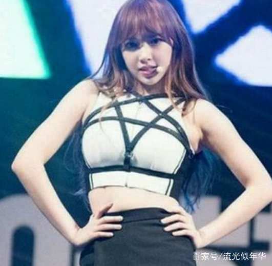 柳岩能够有如今的人气和知名度,她自己也不否认是靠胸上位的,而且她也