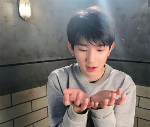 王景春和王源是父子吗 王源没有参加高考吗是谁旗下艺人